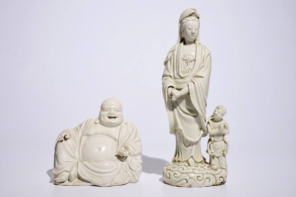 Un mod&egrave;le d'une Guanyin avec enfant et un Bouddha en blanc de Chine de Dehua, 18/19&egrave;me