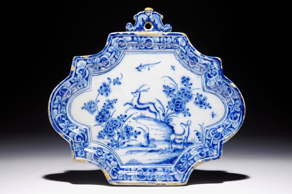 Une plaque en fa&iuml;ence de Delft bleu et blanc &agrave; d&eacute;cor de cerfs dans un paysage, 18&egrave;me