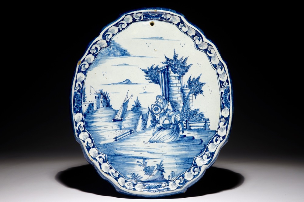 Une plaque en fa&iuml;ence de Delft bleu et blanc &agrave; d&eacute;cor romantique, 18&egrave;me