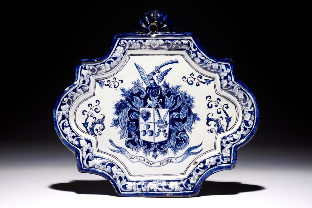 Une plaque en fa&iuml;ence de Delft bleu et blanc &agrave; d&eacute;cor armori&eacute; et inscrit "W. Lansheer", 1&egrave;re moiti&eacute; du 18&egrave;me