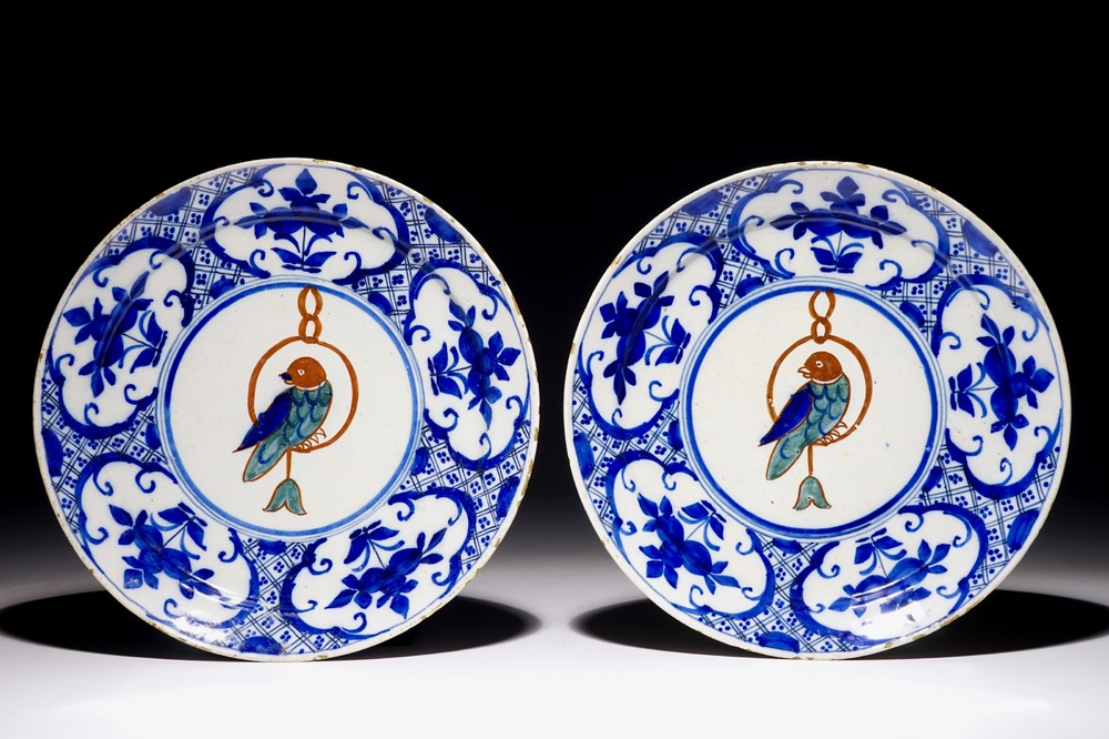 Une paire d'assiettes aux perroquets en fa&iuml;ence de Delft polychrome, 18&egrave;me