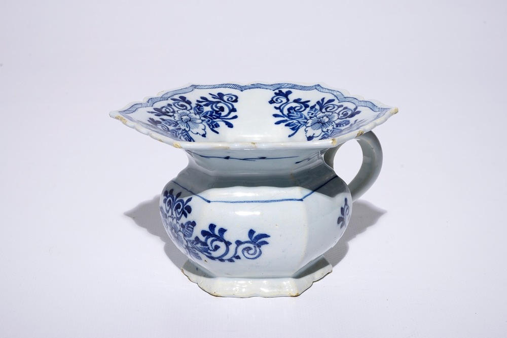Un cr&acirc;choir en fa&iuml;ence de Delft bleu et blanc, 18&egrave;me