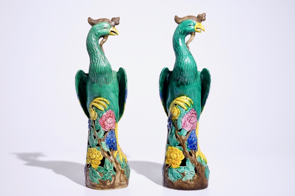 Een paar grote Chinese famille rose phoenixen, begin 20e eeuw