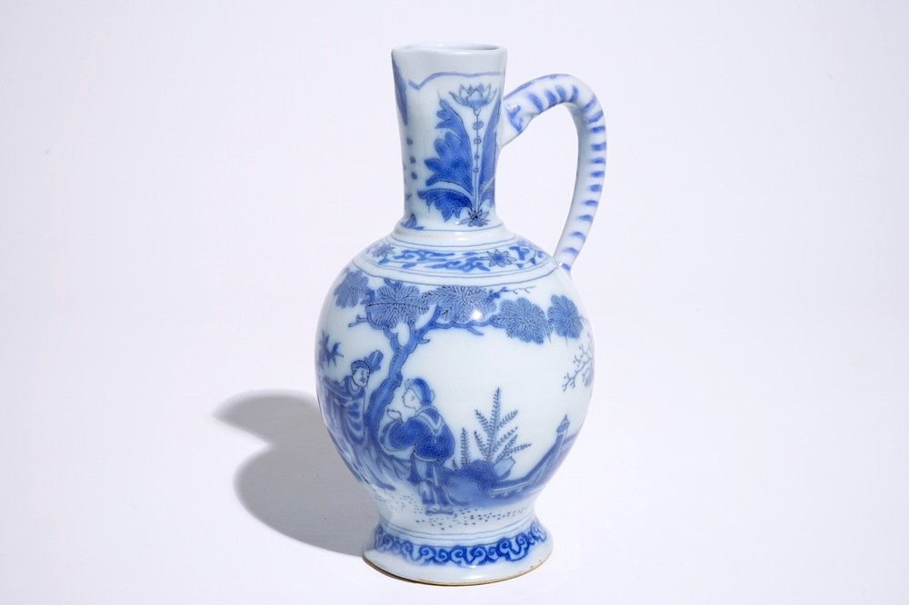 Un pichet en fa&iuml;ence de Delft bleu et blanc &agrave; d&eacute;cor chinoiserie, 17&egrave;me