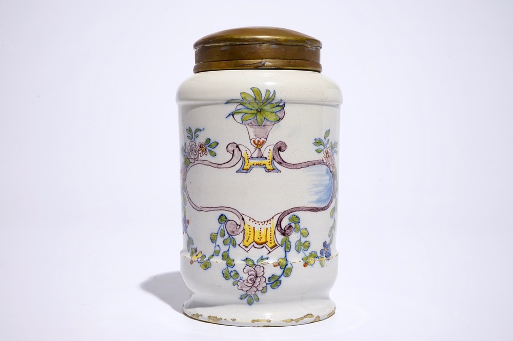 Un pot de pharmacie en fa&iuml;ence de Delft polychrome de forme albarello, 18&egrave;me