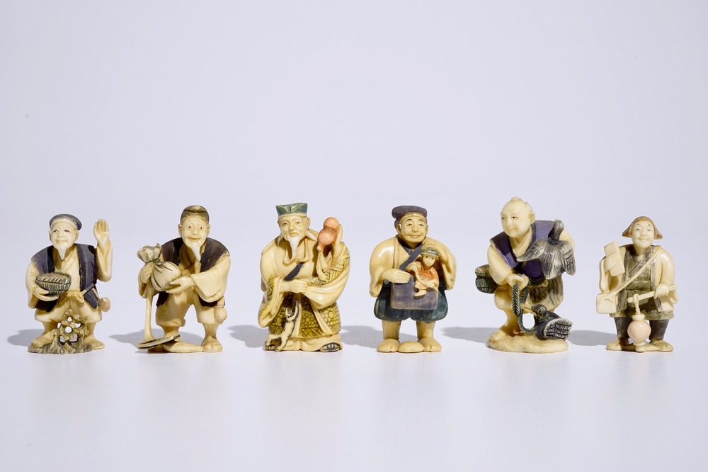 Een lot van zes polychrome Japanse ivoren netsuke, Taisho, 2e kwart 20e eeuw, gesigneerd