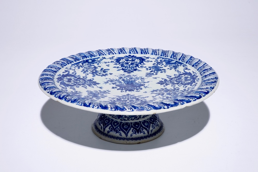 Un tazza en fa&iuml;ence de Delft bleu et blanc, vers 1700