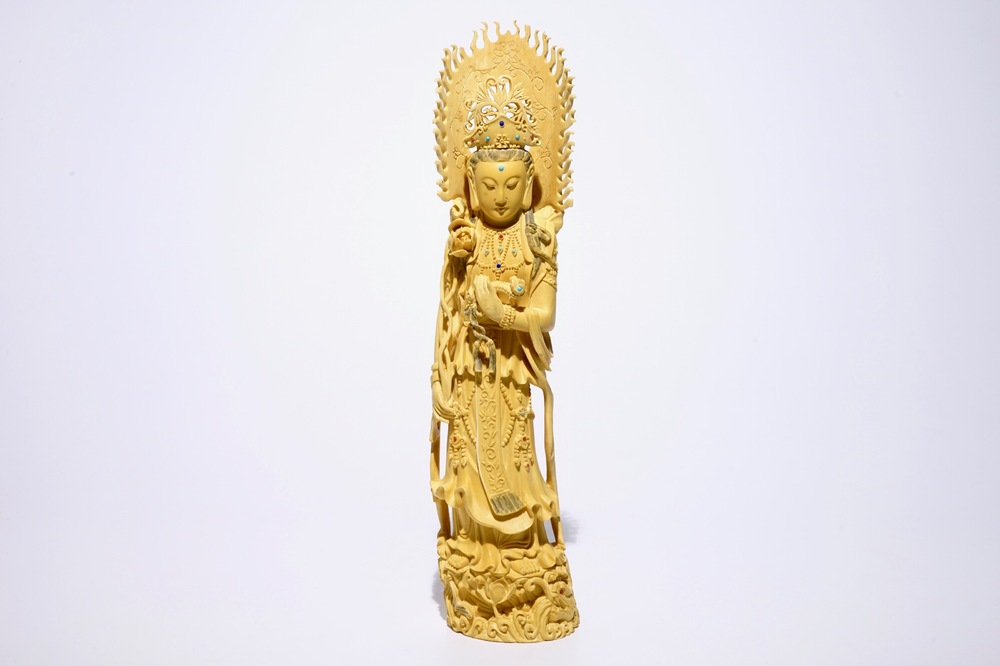 Een grote Chinese ivoren figuur van Guanyin met inlegwerk, 19e eeuw