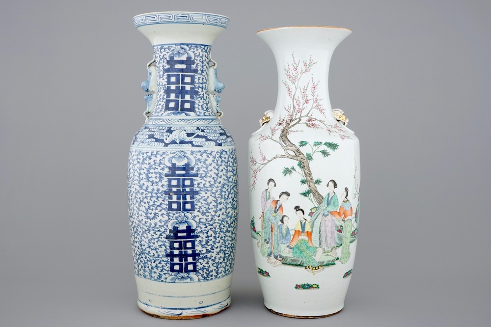Een grote Chinese famille rose vaas en een blauw-witte vaas, 19/20e eeuw
