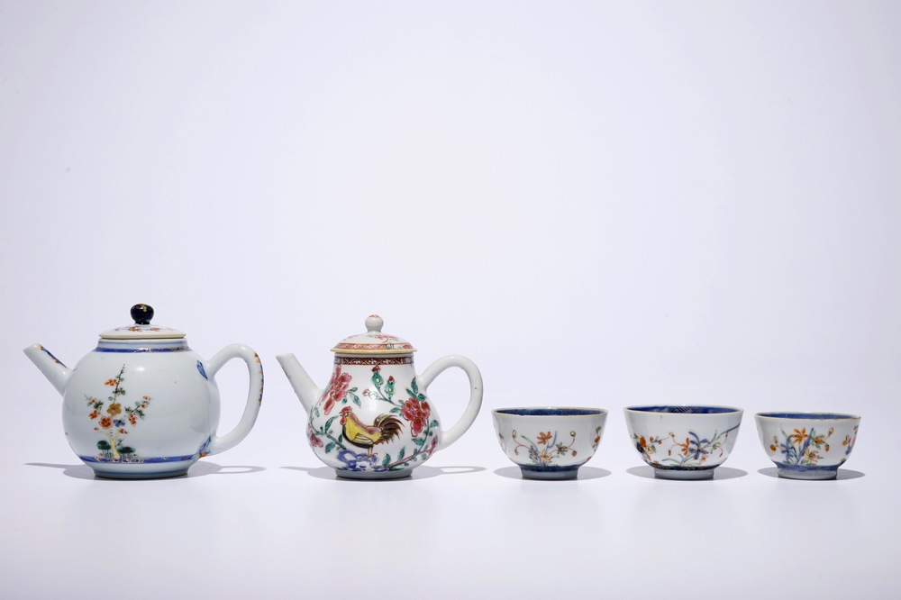 Een Chinese famille verte theepot met 3 kopjes, Kangxi en een famille rose theepot met hanen, Yongzheng