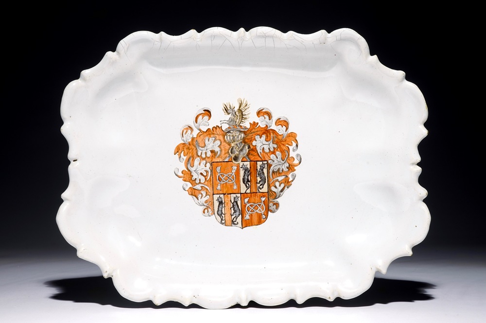 Un plat armori&eacute; "de Mathelin" en fa&iuml;ence de Bruxelles ou le Nord de la France, 18/19&egrave;me