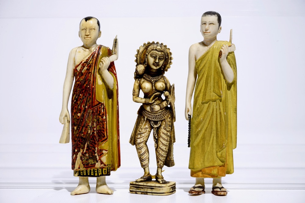 Un mod&egrave;le de Parvati en ivoire sculpt&eacute; et deux servants polychromes, Inde, 18/19&egrave;me