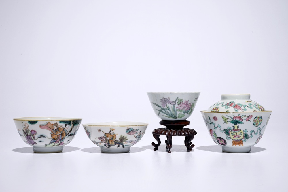 Een lot van vier Chinese famille rose kommen, &eacute;&eacute;n met deksel, 19/20e eeuw