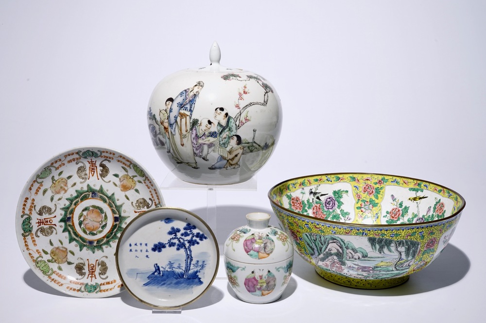 Un lot en porcelaine de Chine famille rose et bleu et blanc avec un bol en &eacute;mail de Canton, 19/20&egrave;me