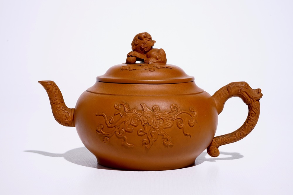 Une th&eacute;i&egrave;re et son couvercle en gr&egrave;s de Yixing, Chine, Kangxi