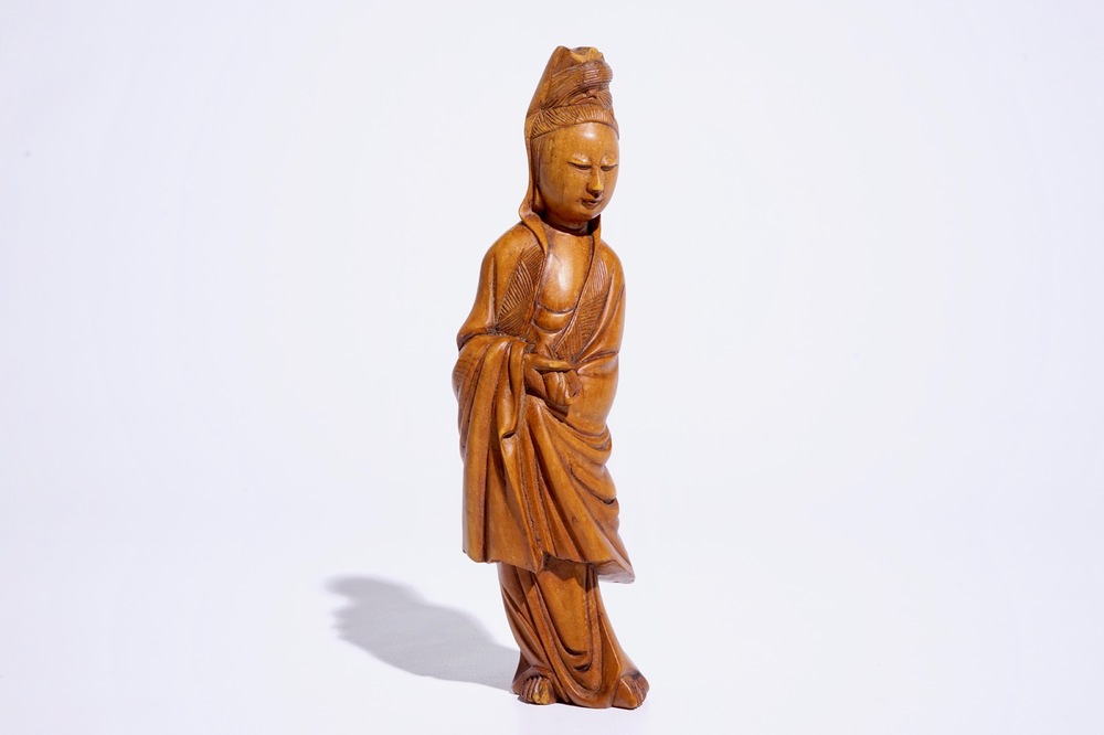 Een Chinees gesculpteerd houten model van een Guanyin, 19/20e eeuw