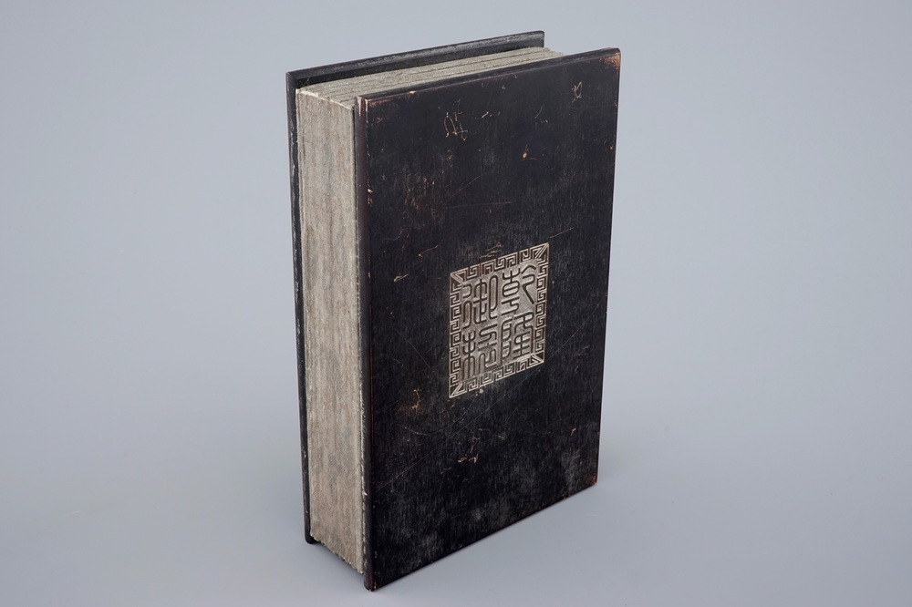 Un livre en bois compos&eacute; de plaques de jade blanc grav&eacute;es aux textes et sceaux, Chine, 20&egrave;me