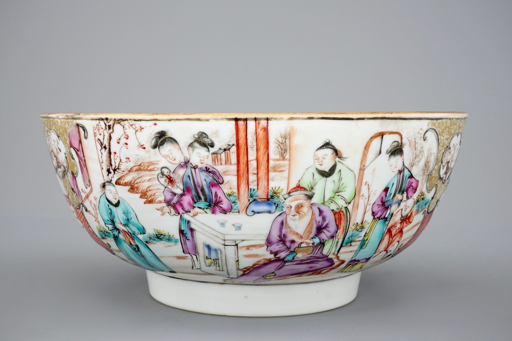 Een grote Chinese famille rose kom met mandarijns decor, Qianlong