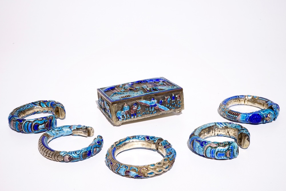 Een Chinese dekseldoos en vijf armbanden in ge&euml;mailleerd zilver, 19e eeuw