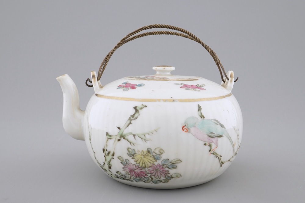 A Chinese qianjiang cai teapot and cover, 19/20th C.