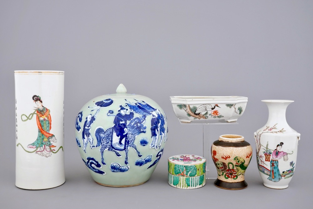 Un lot vari&eacute; en porcelaine de Chine famille rose et bleu et blanc, 19/20&egrave;me