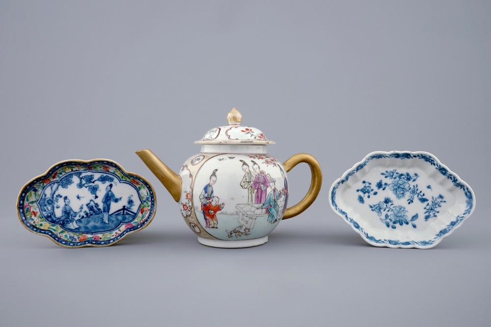 A Chinese famille rose mandarin teapot and two spoon trays, Qianlong