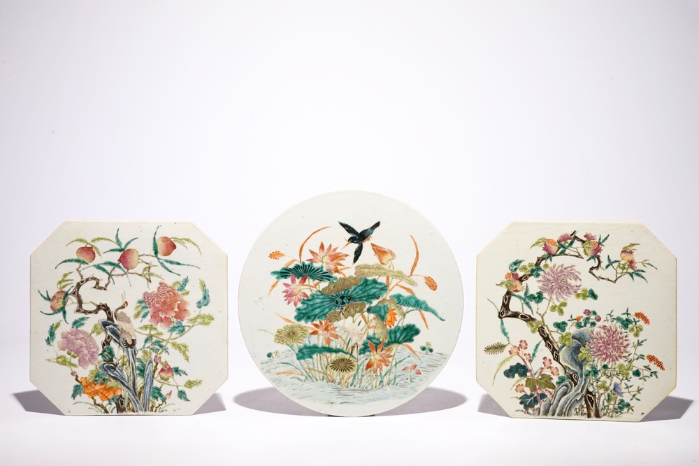 Drie Chinese famille rose plaquettes met vogels tussen bloesems, 19e eeuw