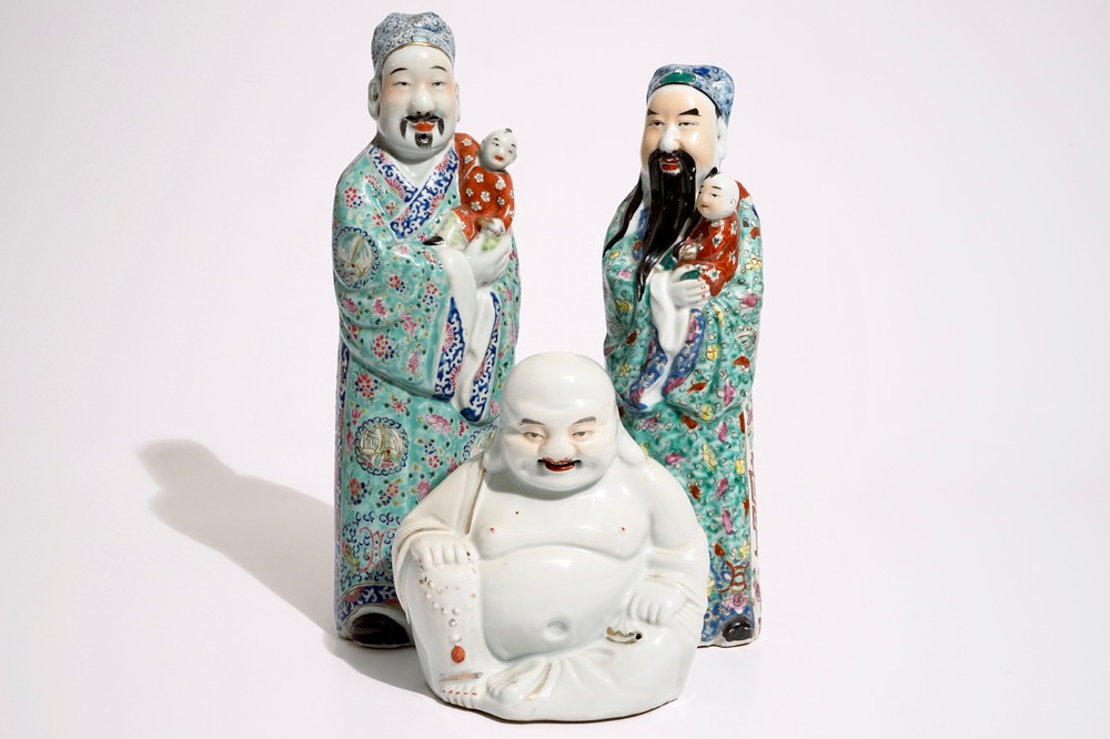 Twee Chinese famille rose figuren van onsterfelijken en een wit-geglazuurde Boeddha, 19/20e eeuw