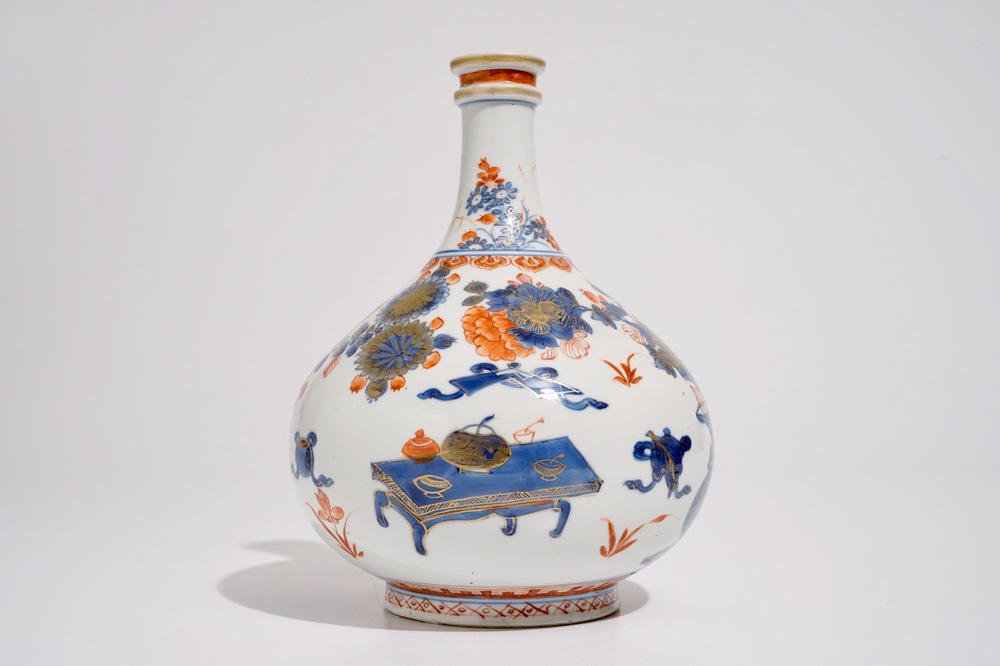 Un vase de forme bouteille en porcelaine de Chine de style Imari, Kangxi