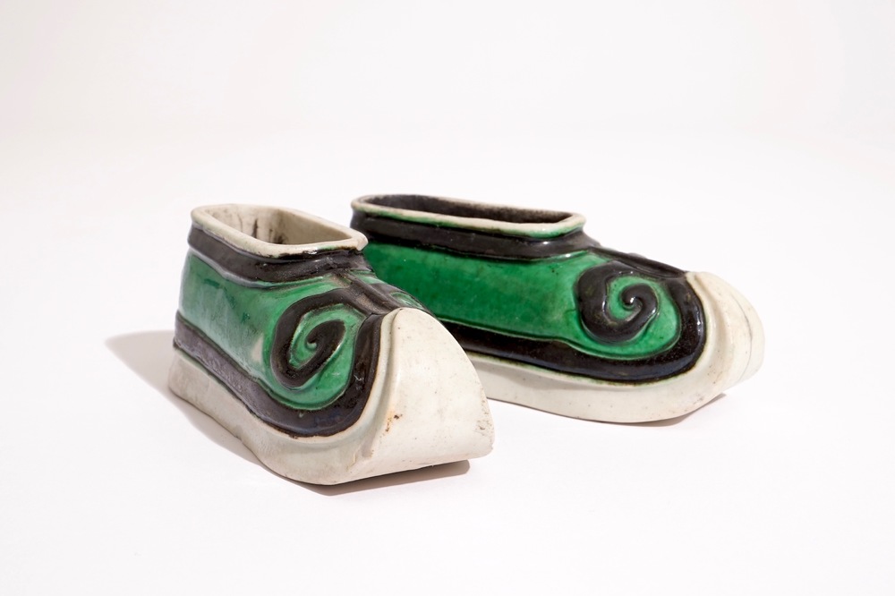 Une paire de lave-pinceaux en forme de chaussures en biscuit &eacute;maill&eacute; vert, Chine, Kangxi