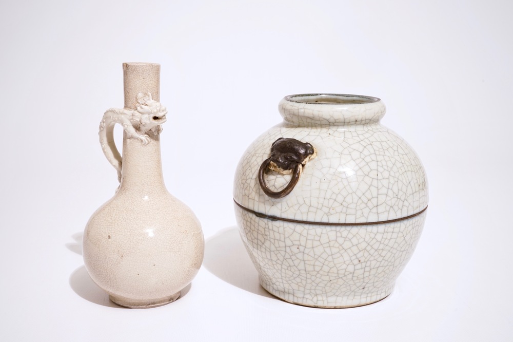Twee Chinese monochrome vazen met craquel&eacute; glazuur, 19e eeuw