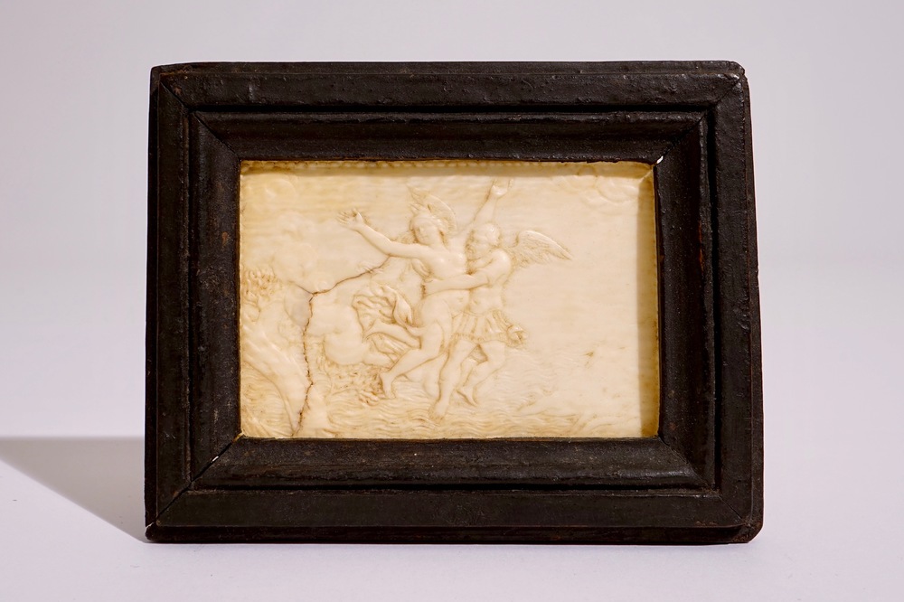 Une plaque en ivoire sculpt&eacute; "Enl&egrave;vement d'Orithye par Bor&eacute;e", Italie, 16/17&egrave;me