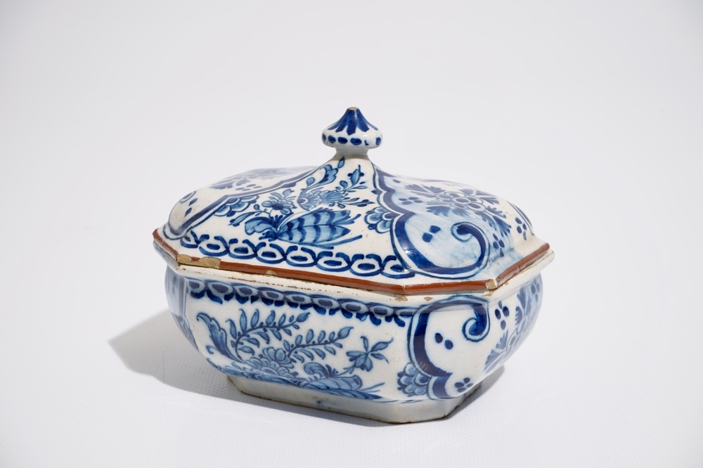 Une terrine et son couvercle en fa&iuml;ence de Delft bleu et blanc, 18&egrave;me