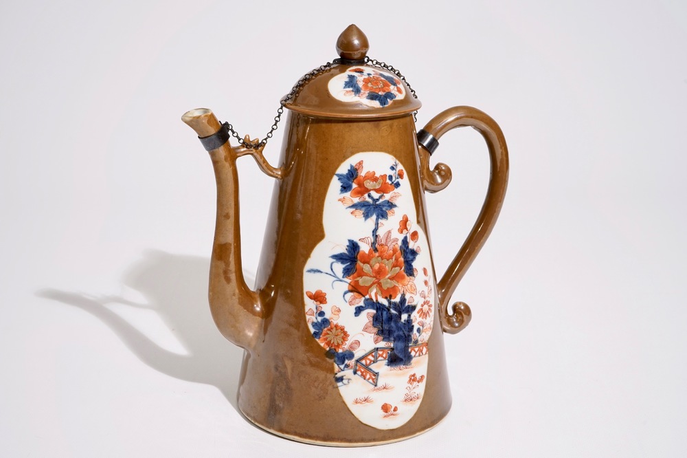 Une cafeti&egrave;re en porcelaine de Chine de style Imari sur fond brun capucin, Qianlong
