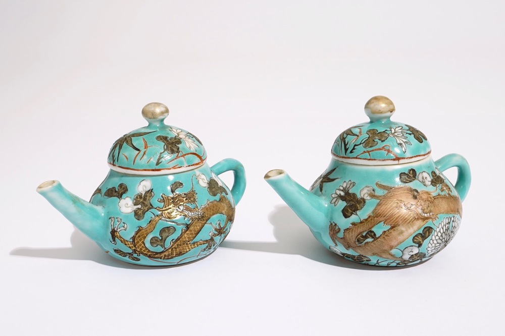 Une paire de th&eacute;i&egrave;res miniatures en porcelaine de Chine de style Dayazhai, 19&egrave;me