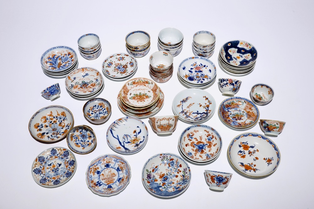 Een collectie Chinese Imari-stijl, famille rose en Amsterdams bont koppen en schotels, 18e eeuw