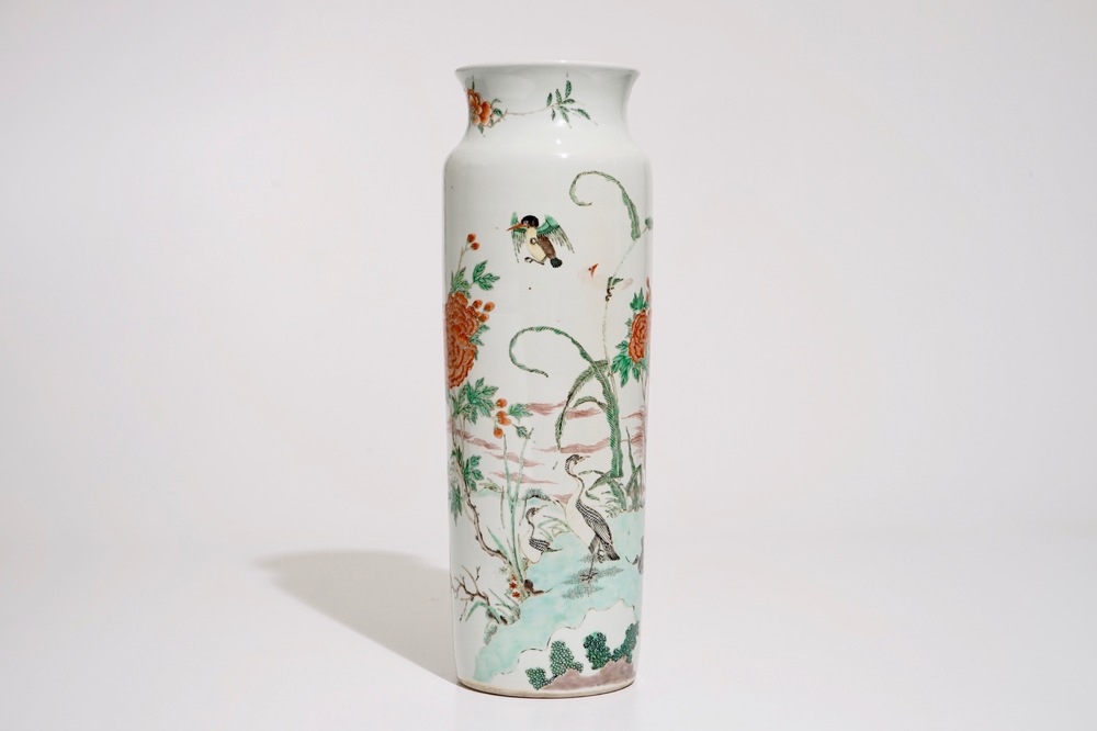 Un vase de forme rouleau en porcelaine de Chine wucai, 19&egrave;me