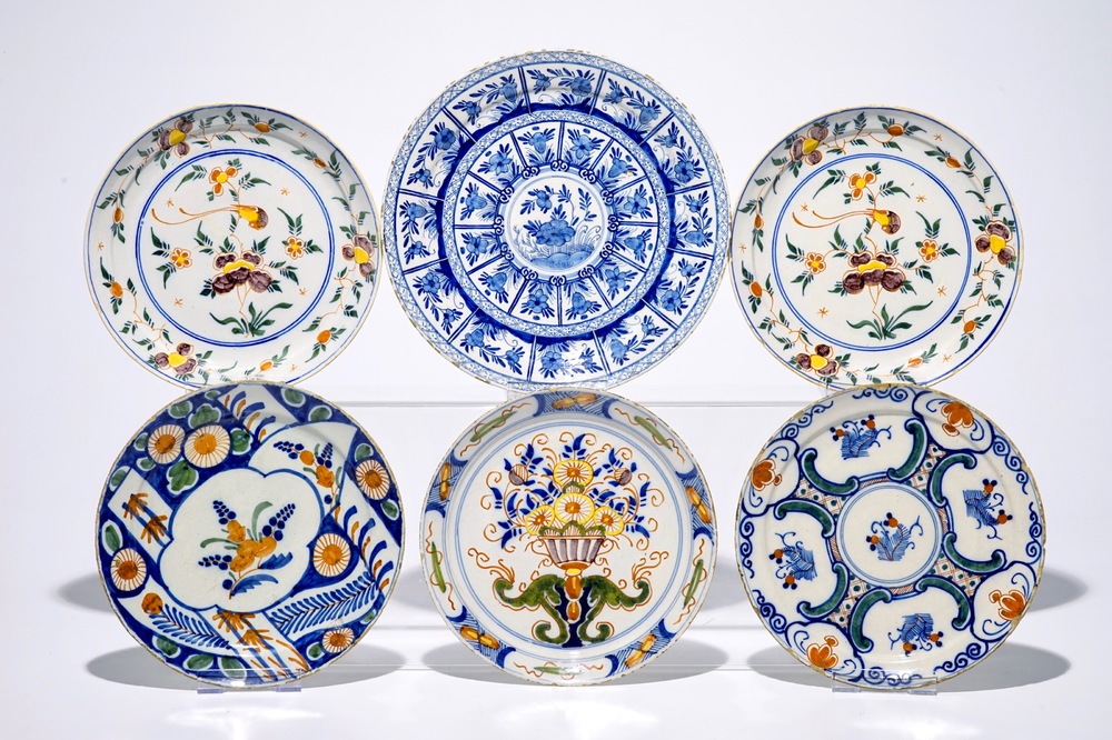 Zes blauw-witte en polychrome Delftse borden, 18e eeuw