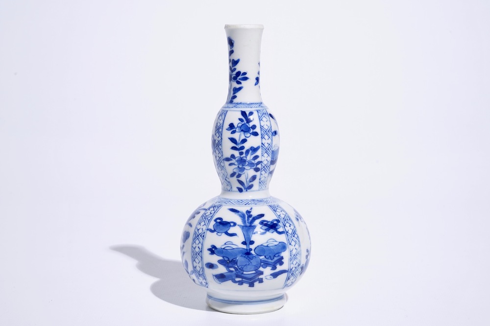 Un vase de forme double gourde en porcelaine de Chine bleu et blanc, Kangxi