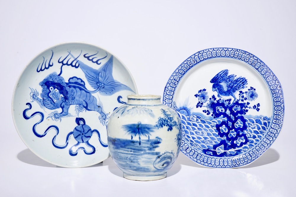 Deux assiettes et un vase en porcelaine de Chine bleu et blanc, 19/20&egrave;me