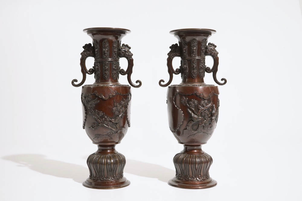 Een paar Japanse bronzen vazen met reli&euml;fdecor, Meiji, 19e eeuw