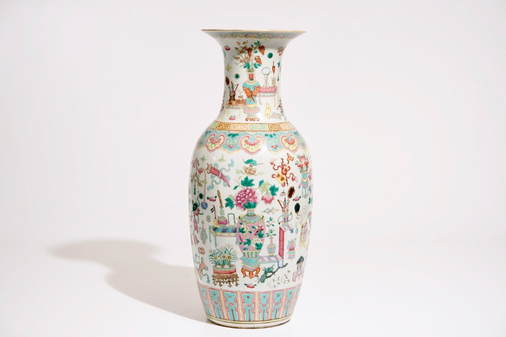 A Chinese famille rose vase with "100 antiquities" design, 19th C.