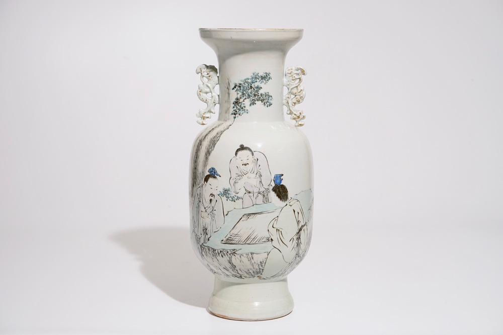 Un vase en porcelaine de Chine qianjiang cai aux joueurs de go, 19/20&egrave;me