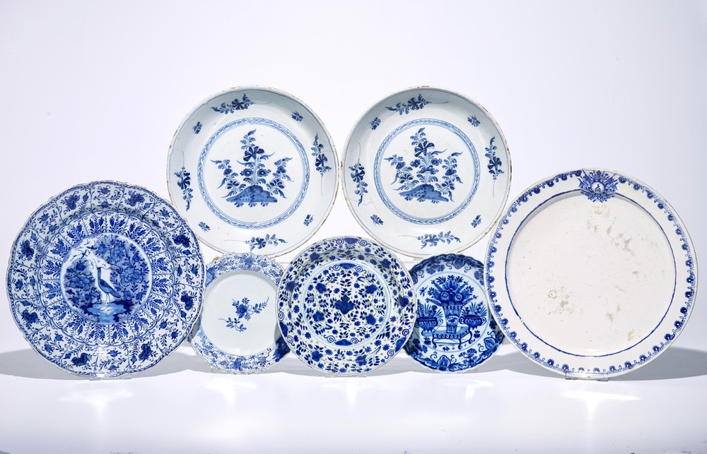Sept plats en fa&iuml;ence bleu et blanc, France et Pays-Bas, 18&egrave;me