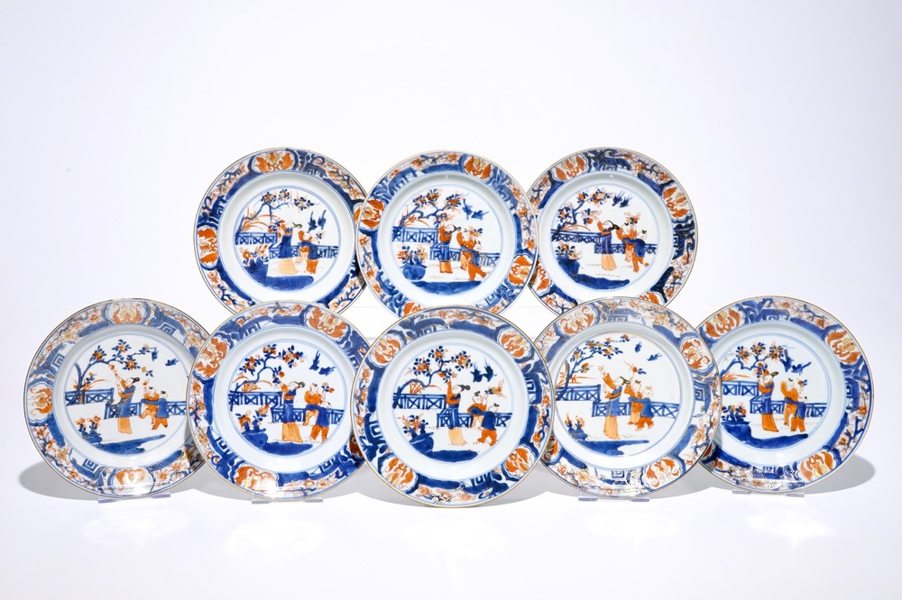 Eight Chinese Imari-style plates with figures in a garden, Kangxi/Yongzheng
