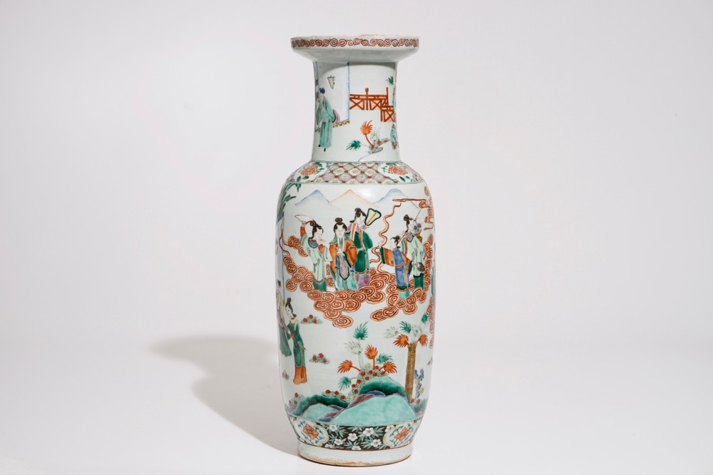 Un vase de forme rouleau en porcelaine de Chine famille verte, 19&egrave;me