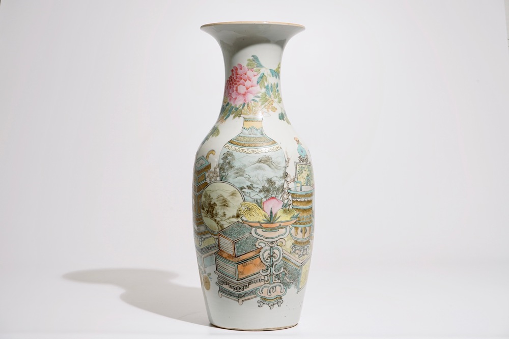 A Chinese qianjiang cai vase with "100 antiquities" design, 19/20th C.