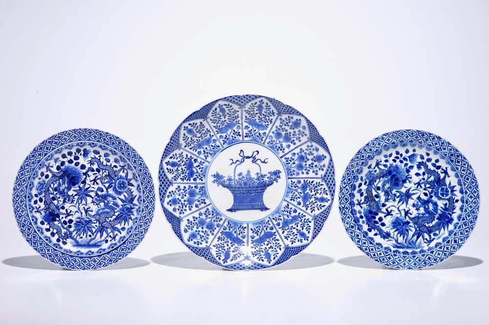 A pair of blue and white Chinese dragon plates and a charger with flower basket, 19th C.