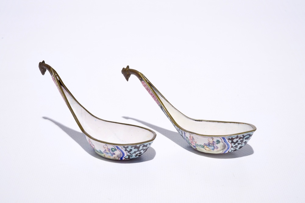 Een paar Chinese Canton emaille lepels met phoenix-hoofden als uiteinde, Qianlong