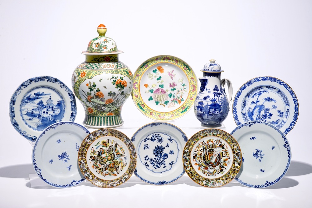 A Chinese blue and white jug, a famille jaune vase and eight plates, 18/19th C.